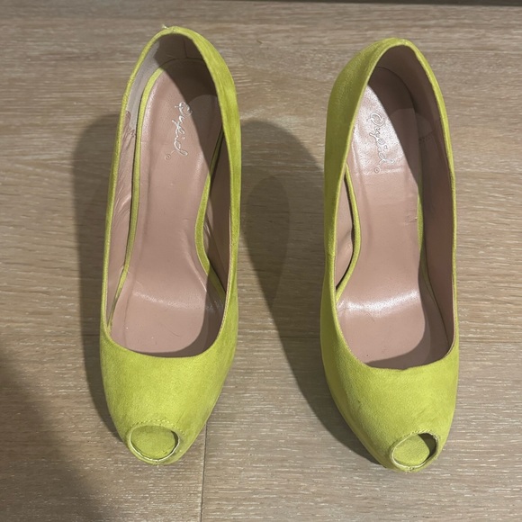 Qupid lime suede peep toe pumps - Picture 2 of 8